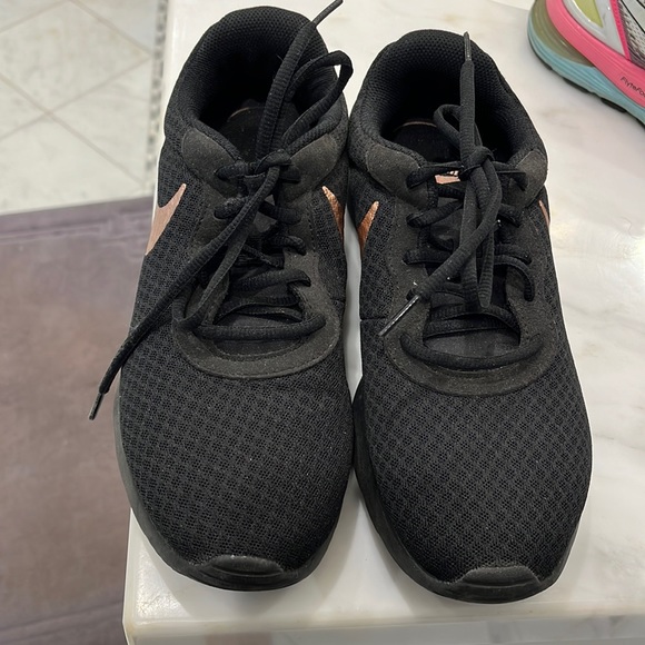 Nike sneakers size 9 - Picture 1 of 5